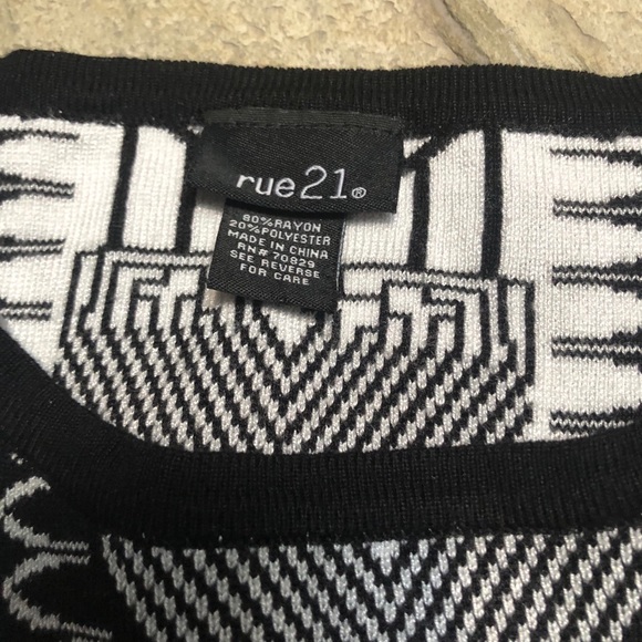 Printed sweater skirt and top set - Picture 9 of 12